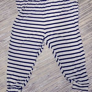 Slouchy pants blue and white striped.